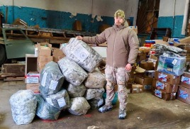 Сенатор Александр Савин совместно с волонтёрами передал новую партию гуманитарной помощи и строительных материалов в зону проведения специальной военной операции.   