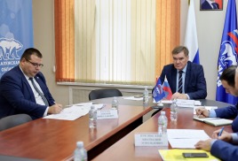 Сенатор Российской Федерации Александр Савин провел личный прием граждан в общественной приемной партии «Единая Россия» в Калуге